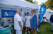 Premiér Andrej Babiš (ANO) v rozhovoru se zdravotníky na pražském Karlově náměstí během třetího ročníku akce Den zdraví (31. 7. 2021)