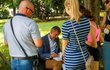 Premiér Andrej Babiš (ANO) podepisuje svou knihu Sdílejte, než to zakážou! na pražském Karlově náměstí během třetího ročníku akce Den zdraví (31. 7. 2021)