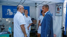 Premiér Andrej Babiš (ANO) v rozhovoru se zdravotníky na pražském Karlově náměstí během třetího ročníku akce Den zdraví (31. 7. 2021)