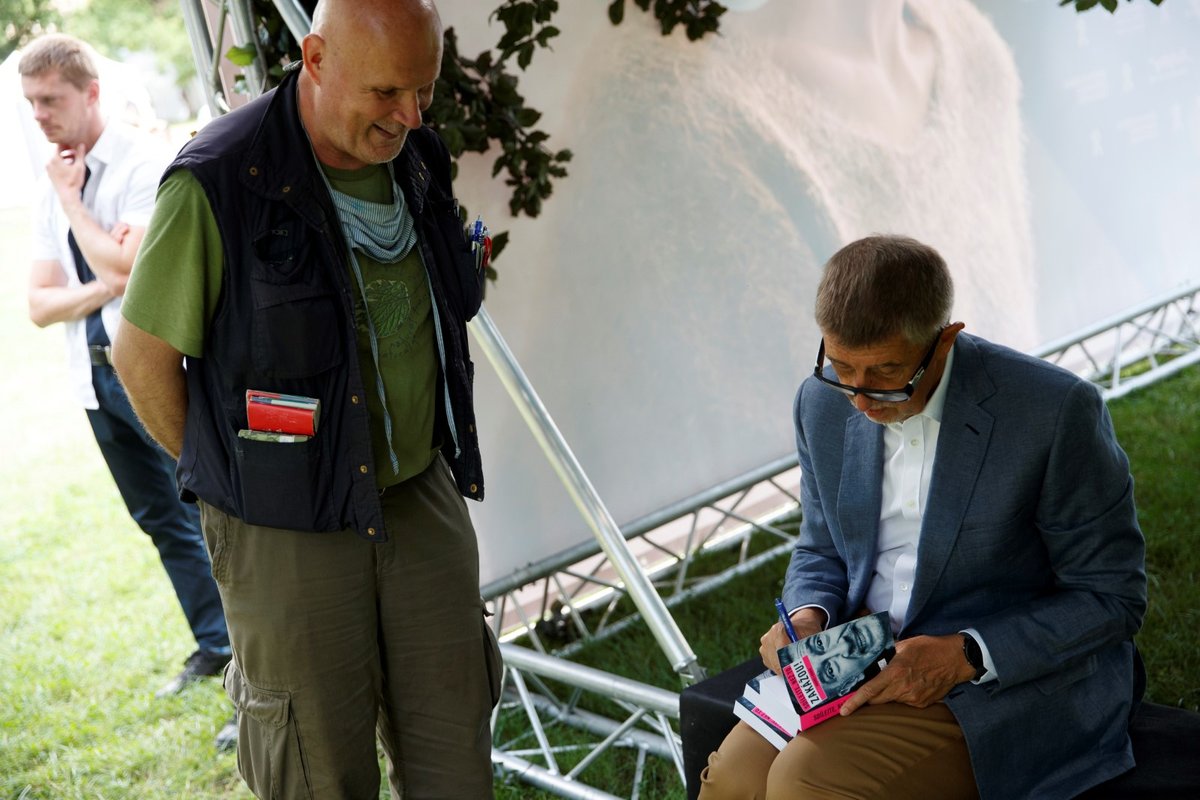 Premiér Andrej Babiš (ANO) podepisuje svou knihu Sdílejte, než to zakážou! na pražském Karlově náměstí během třetího ročníku akce Den zdraví (31. 7. 2021)