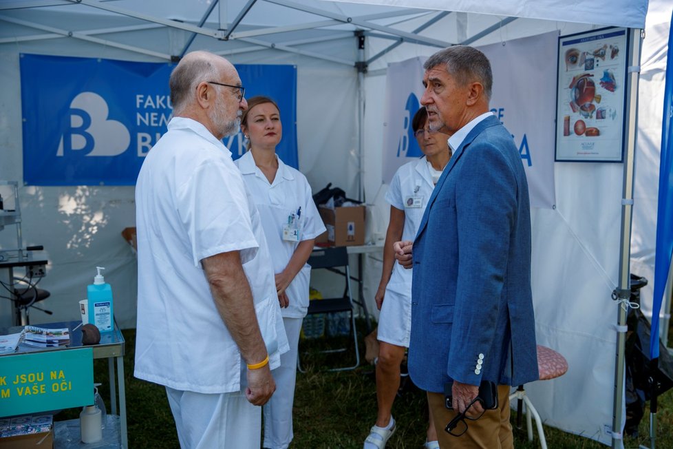 Premiér Andrej Babiš (ANO) v rozhovoru se zdravotníky na pražském Karlově náměstí během třetího ročníku akce Den zdraví (31. 7. 2021).