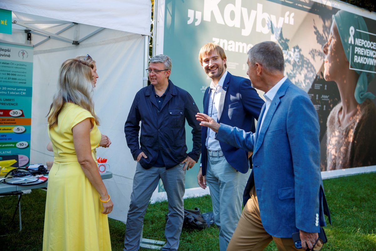 Zleva ministr dopravy a průmyslu a obchodu Karel Havlíček, ministr zdravotnictví Adam Vojtěch (oba za ANO) a premiér Andrej Babiš (ANO) na pražském Karlově náměstí během třetího ročníku akce Den zdraví (31. 7. 2021)