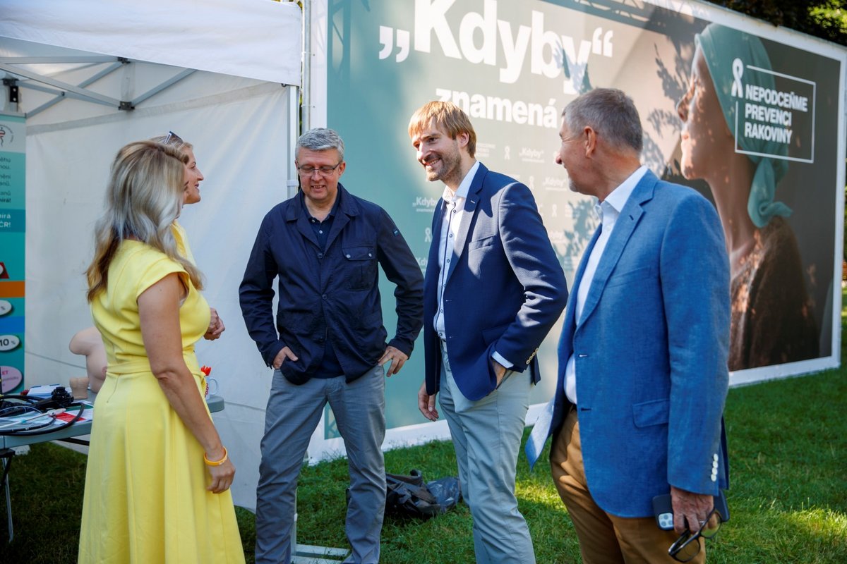 Zleva ministr dopravy a průmyslu a obchodu Karel Havlíček, ministr zdravotnictví Adam Vojtěch (oba za ANO) a premiér Andrej Babiš (ANO) na pražském Karlově náměstí během třetího ročníku akce Den zdraví (31. 7. 2021)