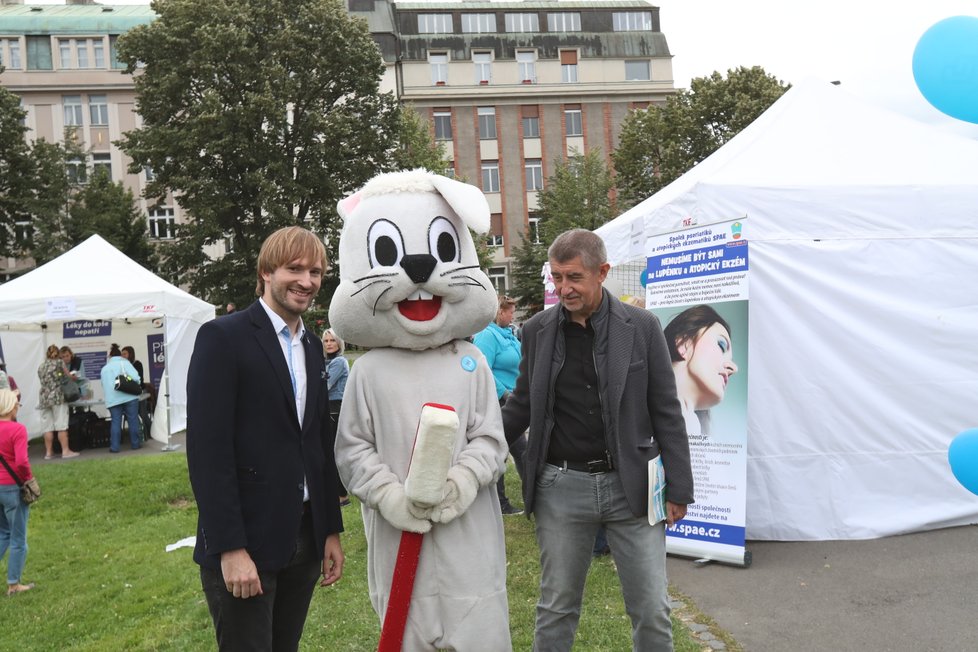 Den zdraví: Andrej Babiš a Adam Vojtěch s maskotem od stánku, kde dospělým i dětem ukazovali, jak správně čistit chrup