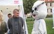 Andrej Babiš na Dni zdraví před stánkem, který se věnoval péči o chrup