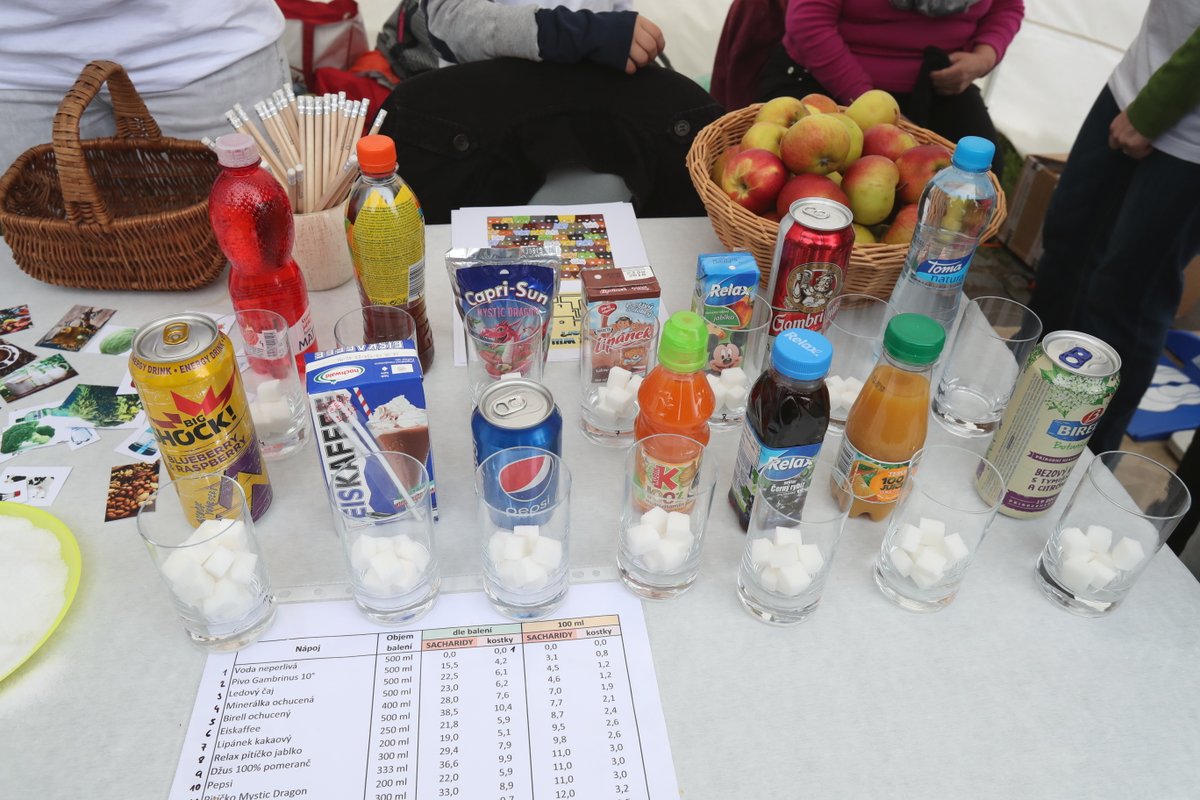 Andrej Babiš prošel stánky na Dni zdraví. U výživového stánku ho zaujalo, kolik cukru obsahují jaké nápoje