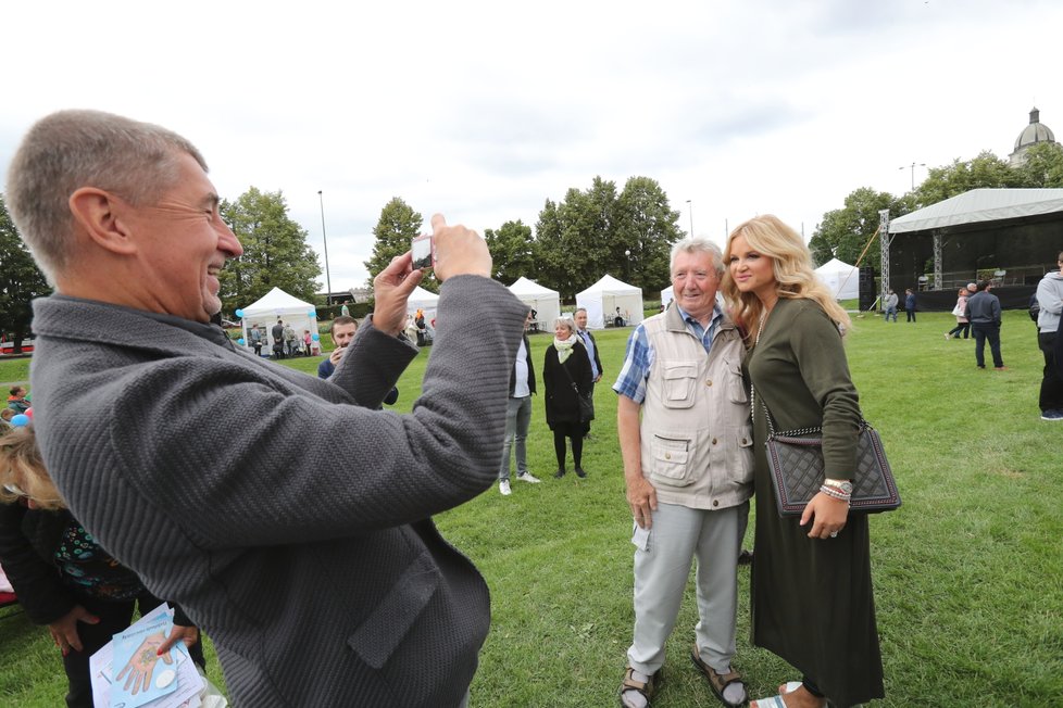 Andrej Babiš fotograf a Monika Babišová před objektivem.