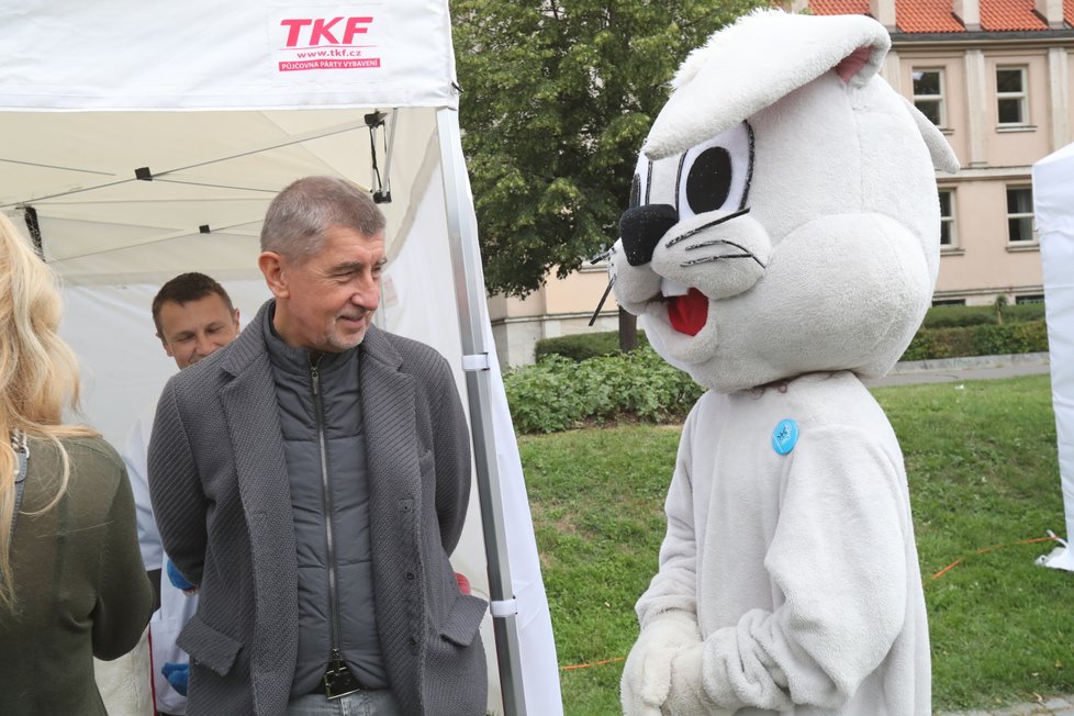 Andrej Babiš na Dni zdraví před stánkem, který se věnoval péči o chrup