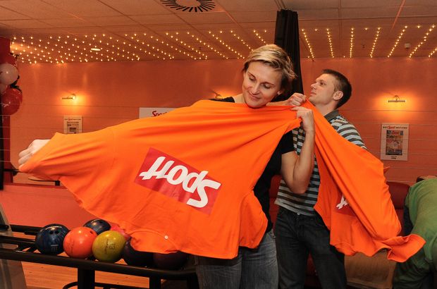 Barbora Špotáková se obléká do dresu Sportu, aby se mohla zúčastnit turnaje v bowlingu. Barbora Špotáková se obléká do dresu Sportu, aby se mohla zúčastnit turnaje v bowlingu.