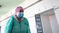 Deník z intenzivky: Bojím se, že po solidaritě přijde nenávistná vlna vůči zdravotníkům, říká sestra