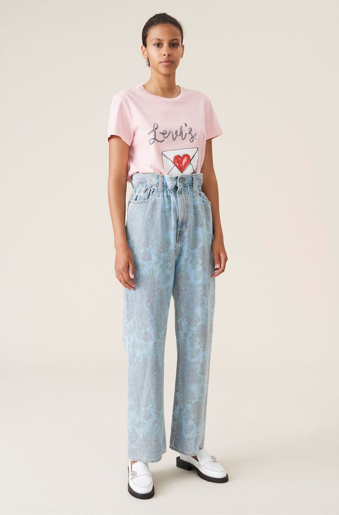 Džíny s potiskem, Levi’s x Ganni, 295 eur, www.ganni.com Džíny s potiskem, Levi’s x Ganni, 295 eur, www.ganni.com