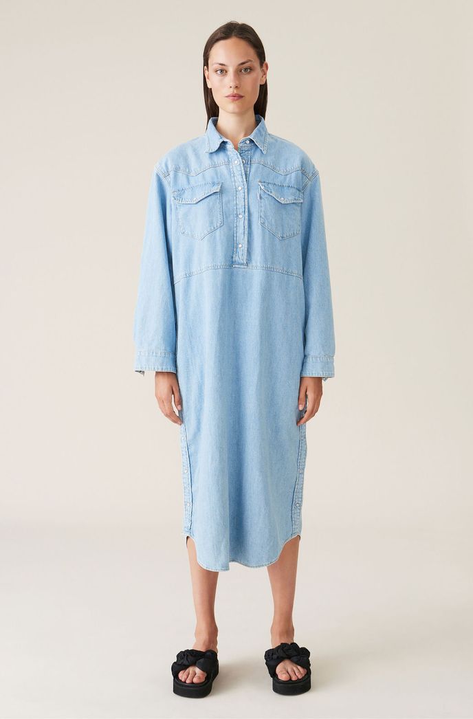 Džínové šaty, Ganni, 295 eur, www.ganni.com Džínové šaty, Ganni, 295 eur, www.ganni.com