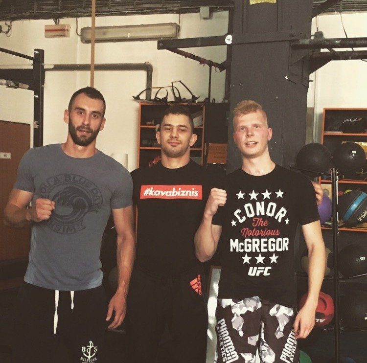 Denis s dalšími zápasníky MMA.