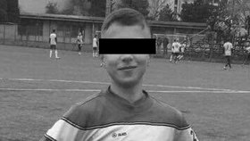 Čtrnáctiletý Denis zkolaboval během fotbalového zápasu. zemřel po převozu do nemocnice.