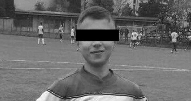 Čtrnáctiletý Denis zkolaboval během fotbalového zápasu, zemřel po převozu do nemocnice.