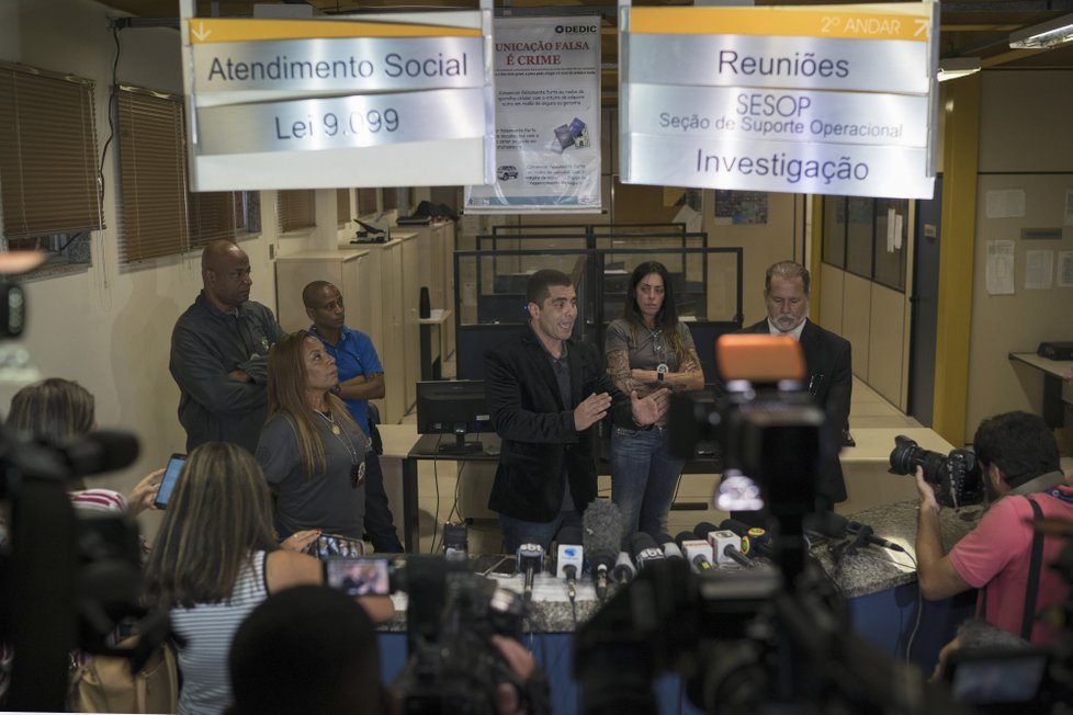 V Rio de Janeiru byl zadržen plastický chirurg Denis Furtado. Poté, co mu po jedné z jeho operací zemřela pacientka, byl čtyři dny na útěku