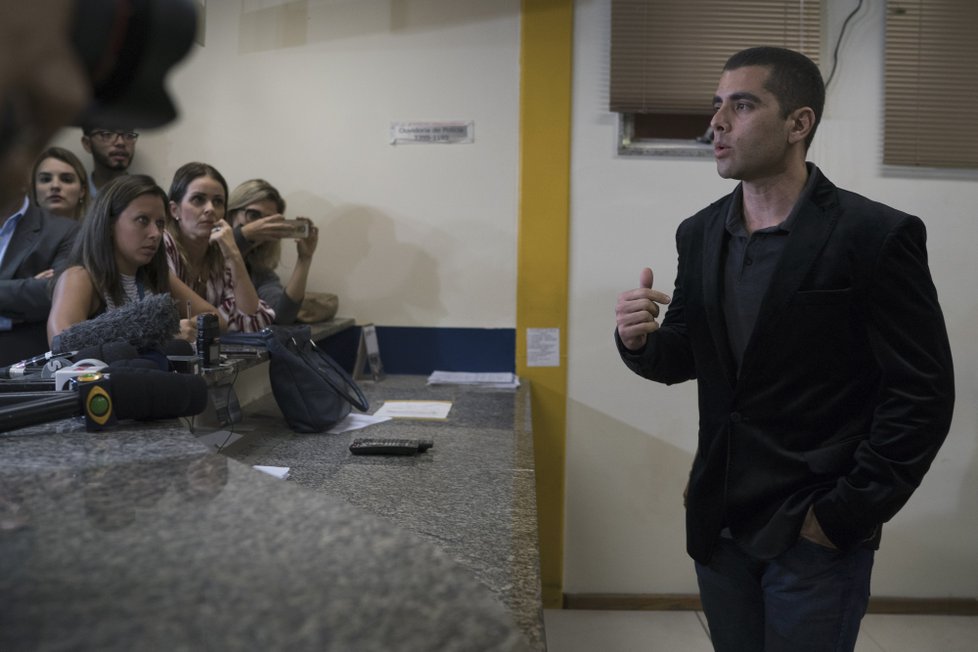 V Riu de Janeiro byl zadržen plastický chirurg Denis Furtado. Poté, co mu po jedné z jeho operací zemřela pacientka, byl čtyři dny na útěku