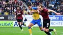 Denis Halinský v souboji s Janem Kuchtou