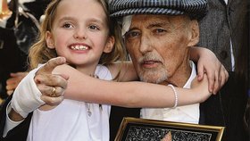 Hopper vyhublý na 45 kg drží svou hvězdu a objímá dceru Galen Grier