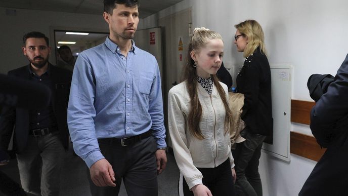 Denis Lisov se svou nejstarší dcerou Sofií předstupují před soud ve Varšavě.