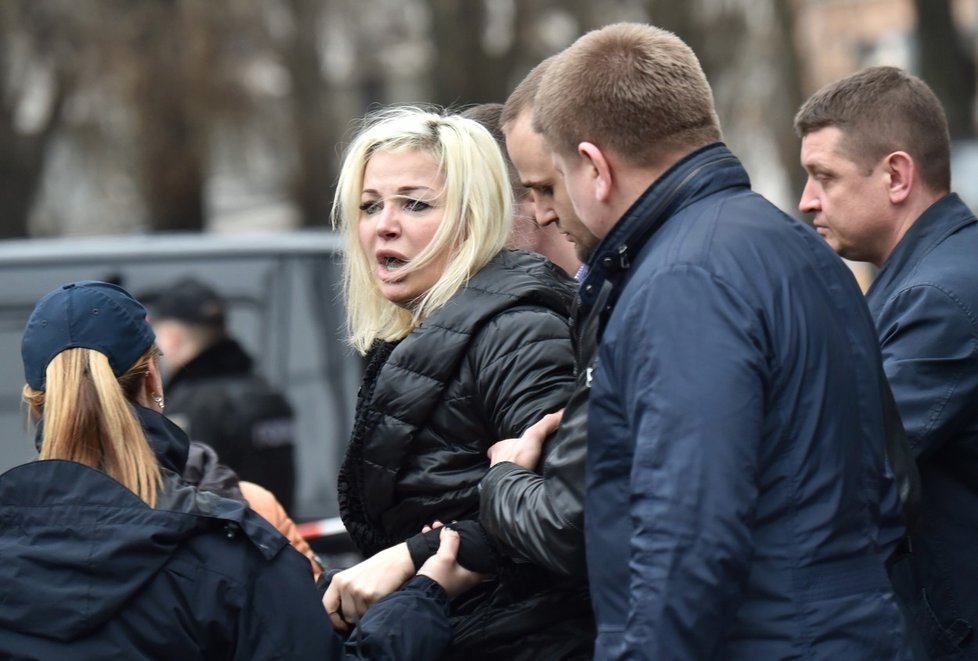Smrti jen náhodou unikla Voroněnkovova manželka Marija Maksakovová, která prý původně měla dorazit do hotelu se svým mužem.