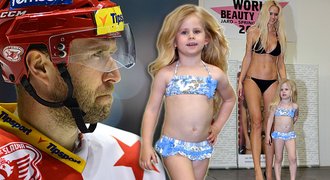 Ve 3 letech modelkou! Dcera hokejisty Bednáře předvádí plavky s maminkou Hadašovou