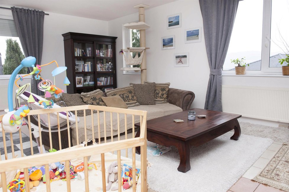 Obývací pokoj  je útulný i díky originální dětské ohrádce.
