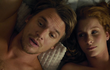 Vojta Dyk a Denisa Nesvačilová v postelové scéně z filmu Přes prsty