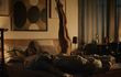 Vojta Dyk a Denisa Nesvačilová v postelové scéně z filmu Přes prsty