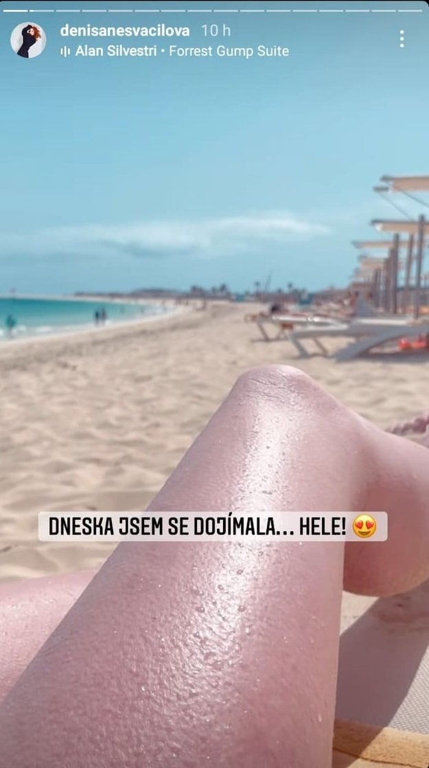 Denisa Nesvačilová posílá sexy pozdravy z pláže