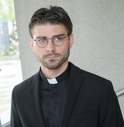 Marek Lambora hraje kněze.