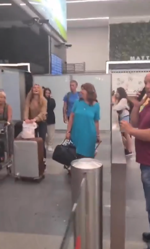Přátelé překvapili Denisu Nesvačilovou na letišti s přáním k narozeninám.