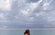 Těhotná herečka Denisa Pfauserová si užívá chvilky v Mrtvém moři. 