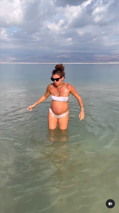 Těhotná herečka Denisa Pfauserová si užívá chvilky v Mrtvém moři.