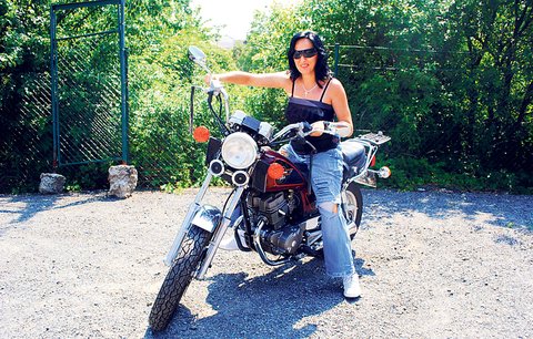 Denise (38) uřízli obě nohy, teď zvládne i motorku