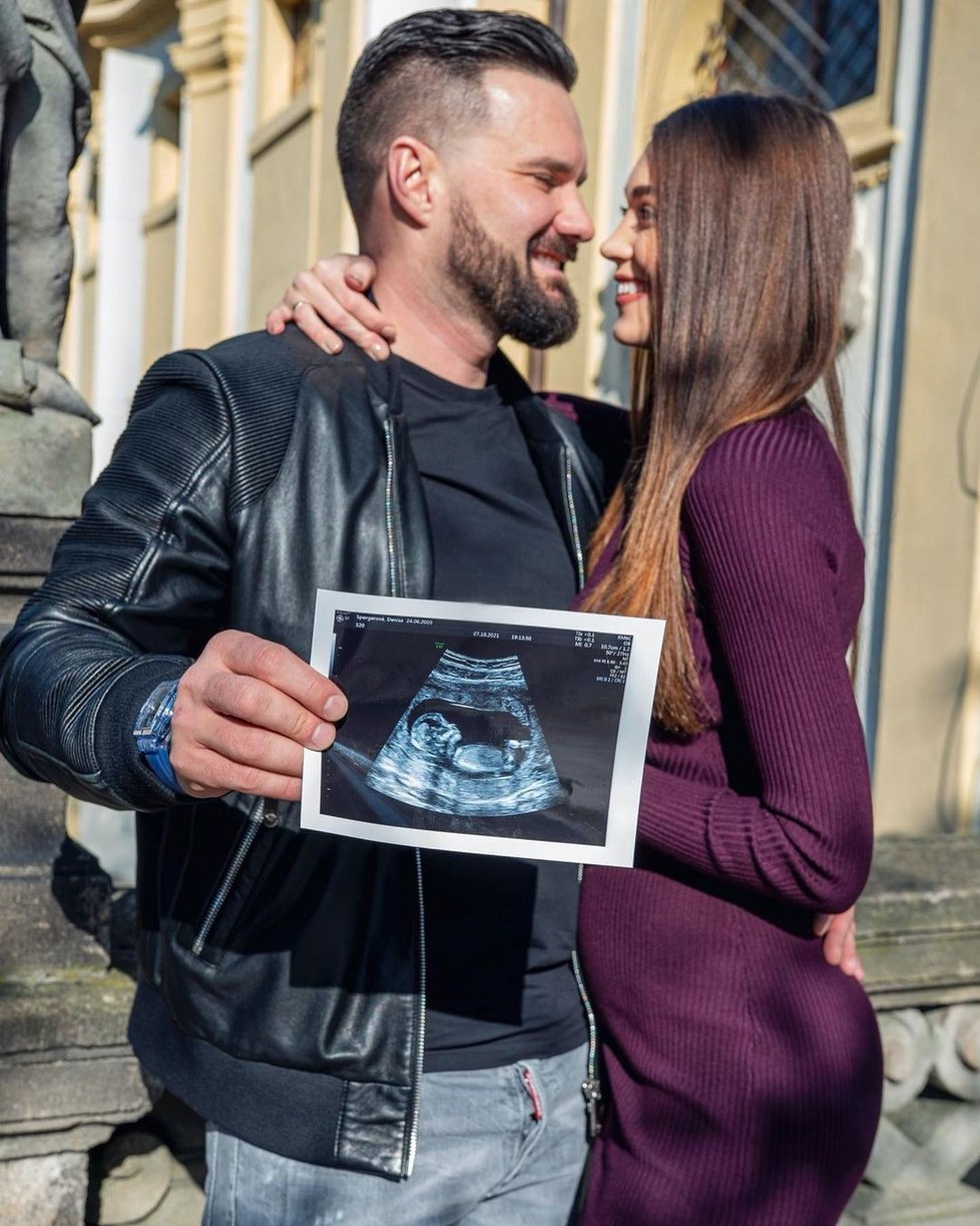 Denisa Spergerová a Viktor Hajíček čekají miminko.