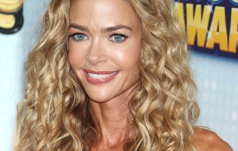 Tak to už je moc! Denise Richards má krk jako stařena