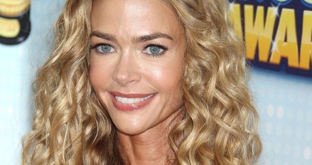 Denise Richards to s hubnutím fakt přehání