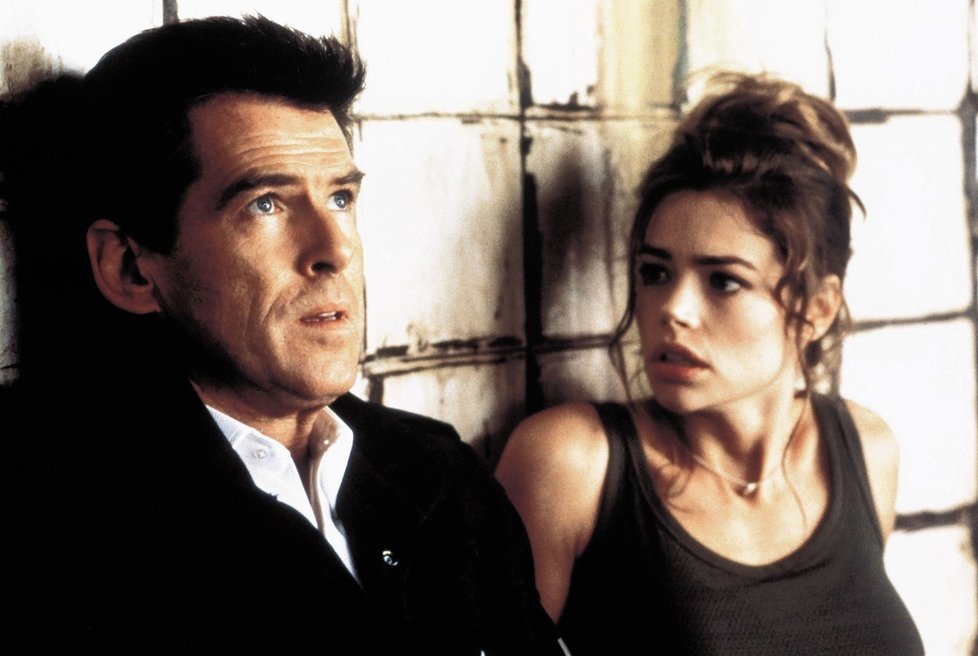 Denise Richards a Pierce Brosnan ve filmu Jeden svět nestačí