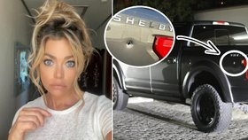 Do auta, ve kterém jela Denise Richards, se střílelo!