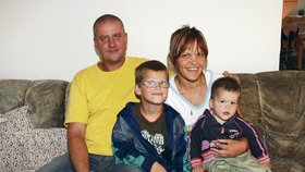 Deniska se svou rodinou. Zleva tatínek Petr (33), bratr Dominik (8) a maminka Eva (40).