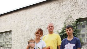 Bratr Dominik (8), maminka Eva (40), tatínek Petr (33) i bratr Filip (17) už teď vyráží na časté a příjemnější procházky s Deniskou v novém kočárku, na který Blesk přispěl 34 tisíci