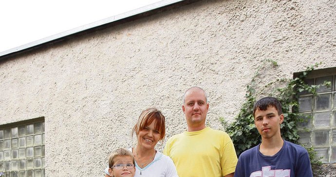 Bratr Dominik (8), maminka Eva (40), tatínek Petr (33) i bratr Filip (17) už teď vyráží na časté a příjemnější procházky s Deniskou v novém kočárku, na který Blesk přispěl 34 tisíci