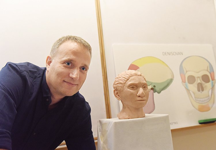 Profesor Liran Carmel z Hebrejské univerzity s vytištěným 3D modelem hlavy denisovanky