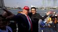 Setkání dvojníků Kim Čong-una a Donalda Trumpa v Merlion Parku v Singapuru (8. 6. 2018)
