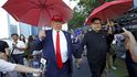 Setkání dvojníků Kim Čong-una a Donalda Trumpa v Merlion Parku v Singapuru (8.6.2018)