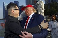 Kim a Trump si rozverně padli kolem ramen. Dvojníka diktátora kvůli schůzce vyslýchali