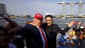 Setkání dvojníků Kim Čong-una a Donalda Trumpa v Merlion Parku v Singapuru (8.6.2018)