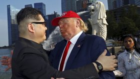 Kim a Trump si rozverně padli kolem ramen. Dvojníka diktátora kvůli schůzce vyslýchali