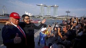 Setkání dvojníků Kim Čong-una a Donalda Trumpa v Merlion Parku v Singapuru (8.6.2018)